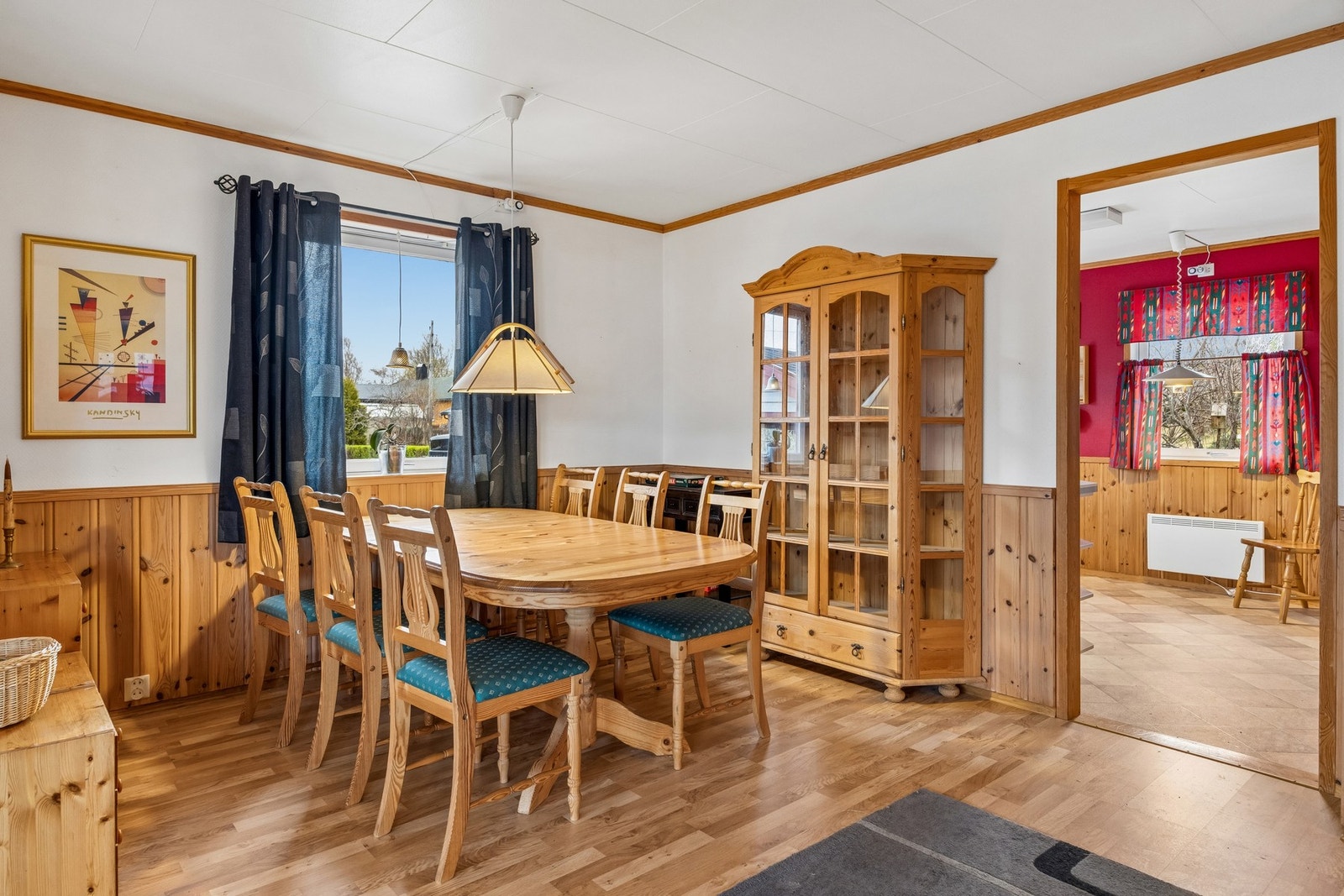 Spisestue med god plass til større spisebord. Galleribilde