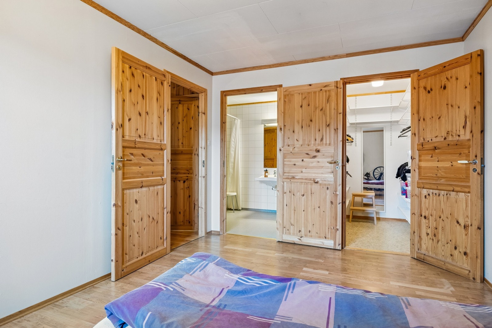 Fra hovedsoverommet er det egen adkomst til både bad og garderoberom. Galleribilde