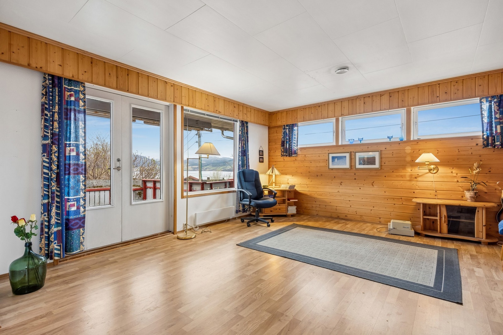 Store vindusflater slipper inn rikelig med naturlig lys. Galleribilde