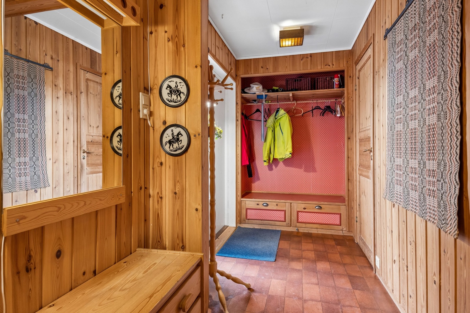 Romslig entré med god plass til oppbevaring. Galleribilde