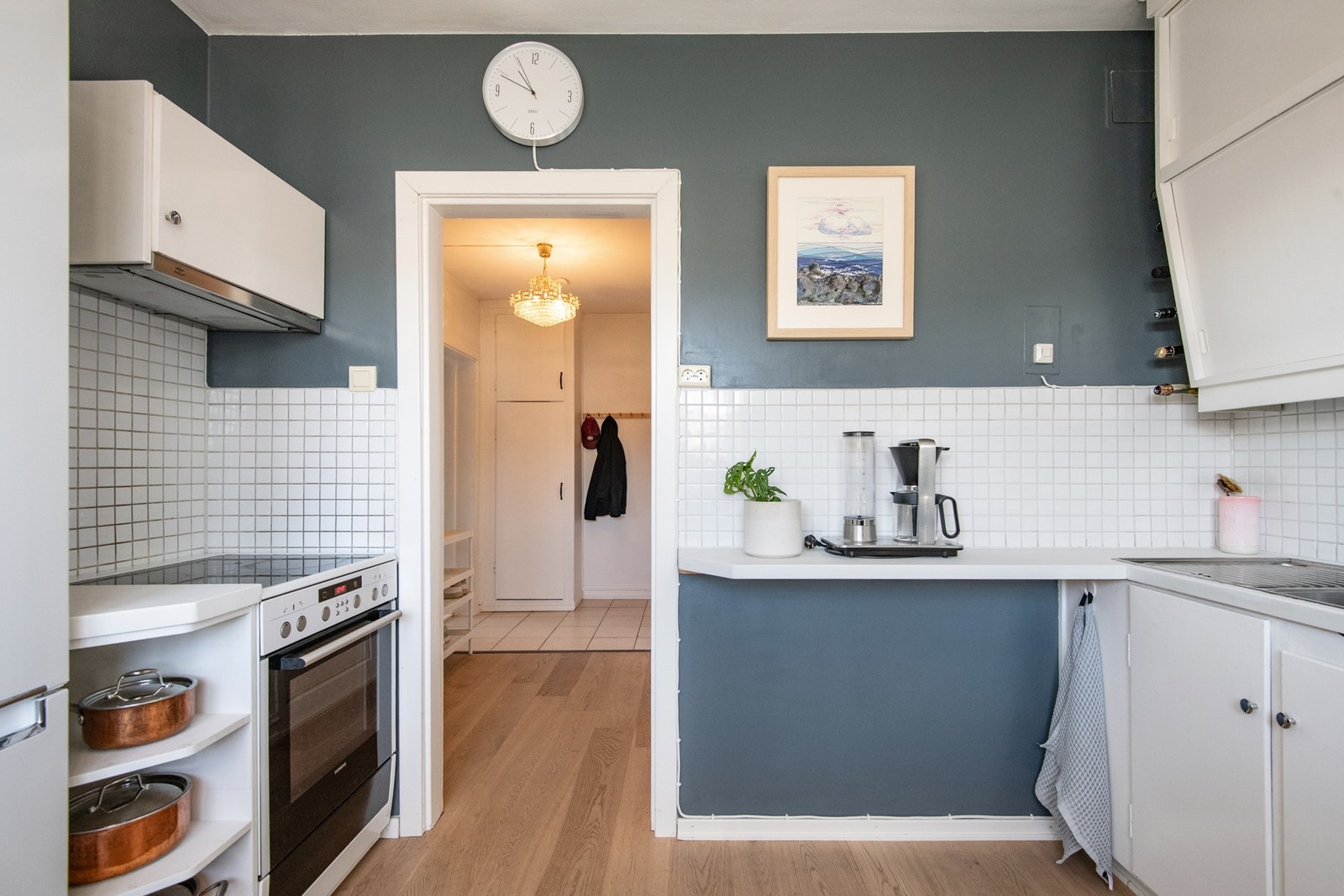 Oppvaskmaskin er integrert i innredningen, mens øvrige hvitevarer er frittstående. Galleribilde