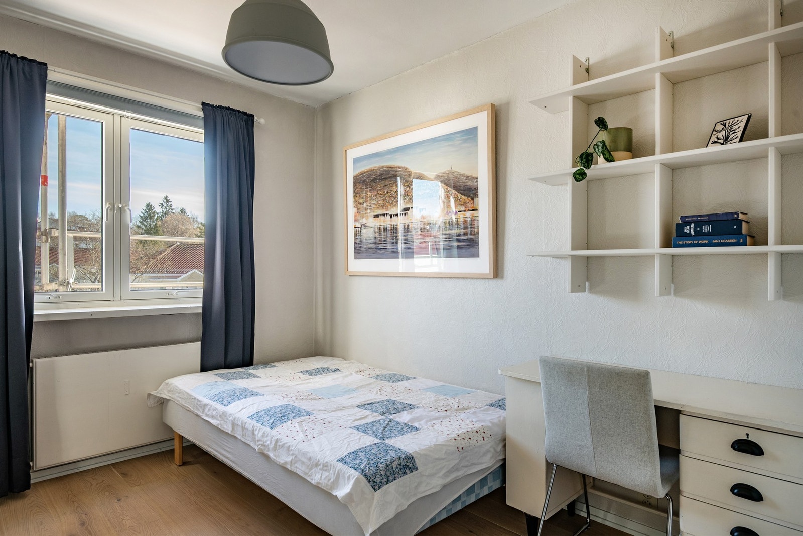 Hovedsoverommet har en fin størrelse og gode møbleringsmuligheter, med plass til dobbeltseng med tilhørende nattbord på hver side, samt garderobeskap. Galleribilde