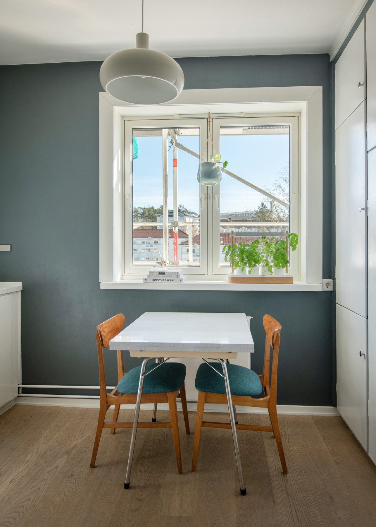 Kjøkkenet har en naturlig inndeling mellom arbeidsflate og spiseplass. Galleribilde