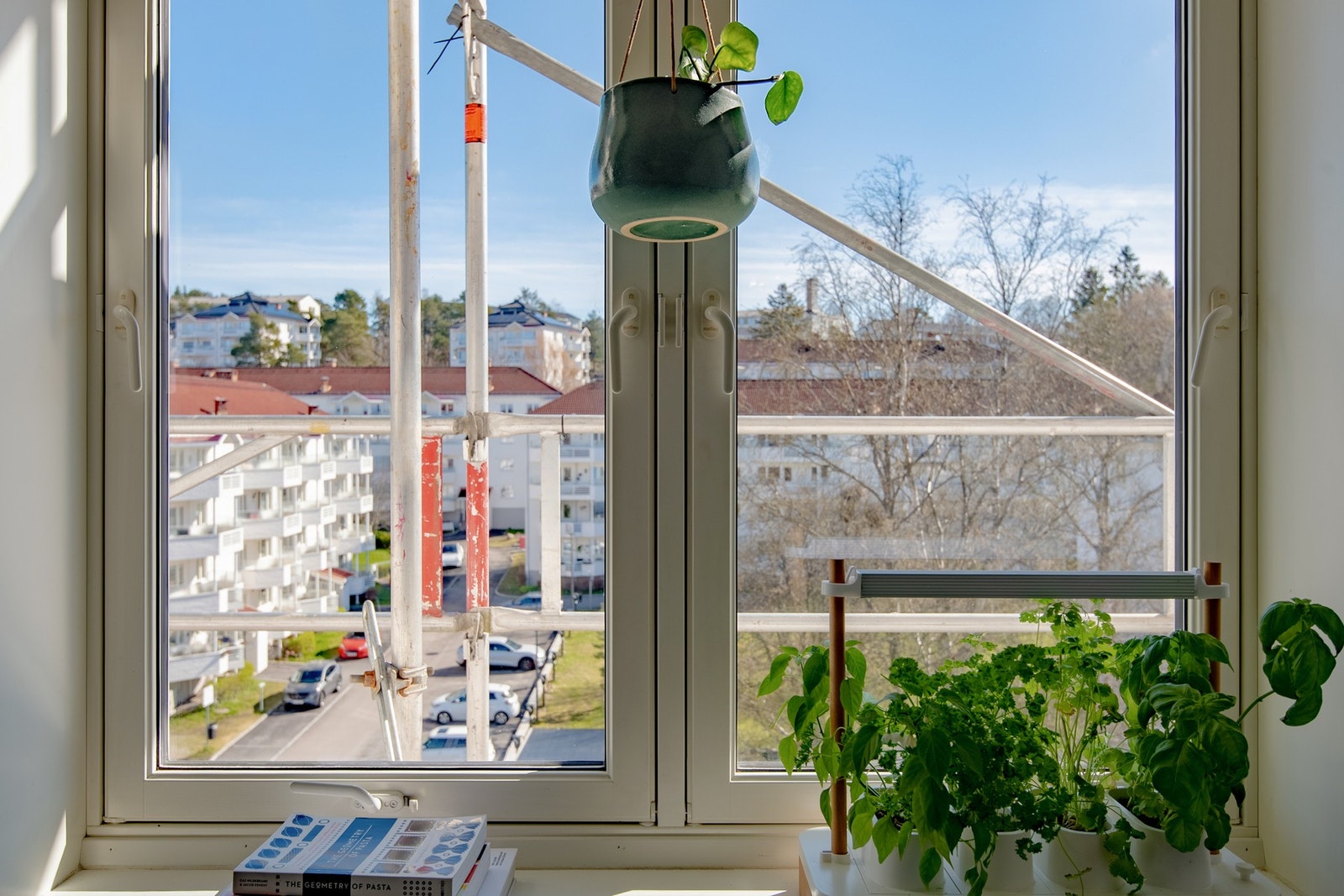 Spisebordet finner sin naturlige plass i forkant av vinduet, hvor man får et fint utsyn over nabolaget. Galleribilde