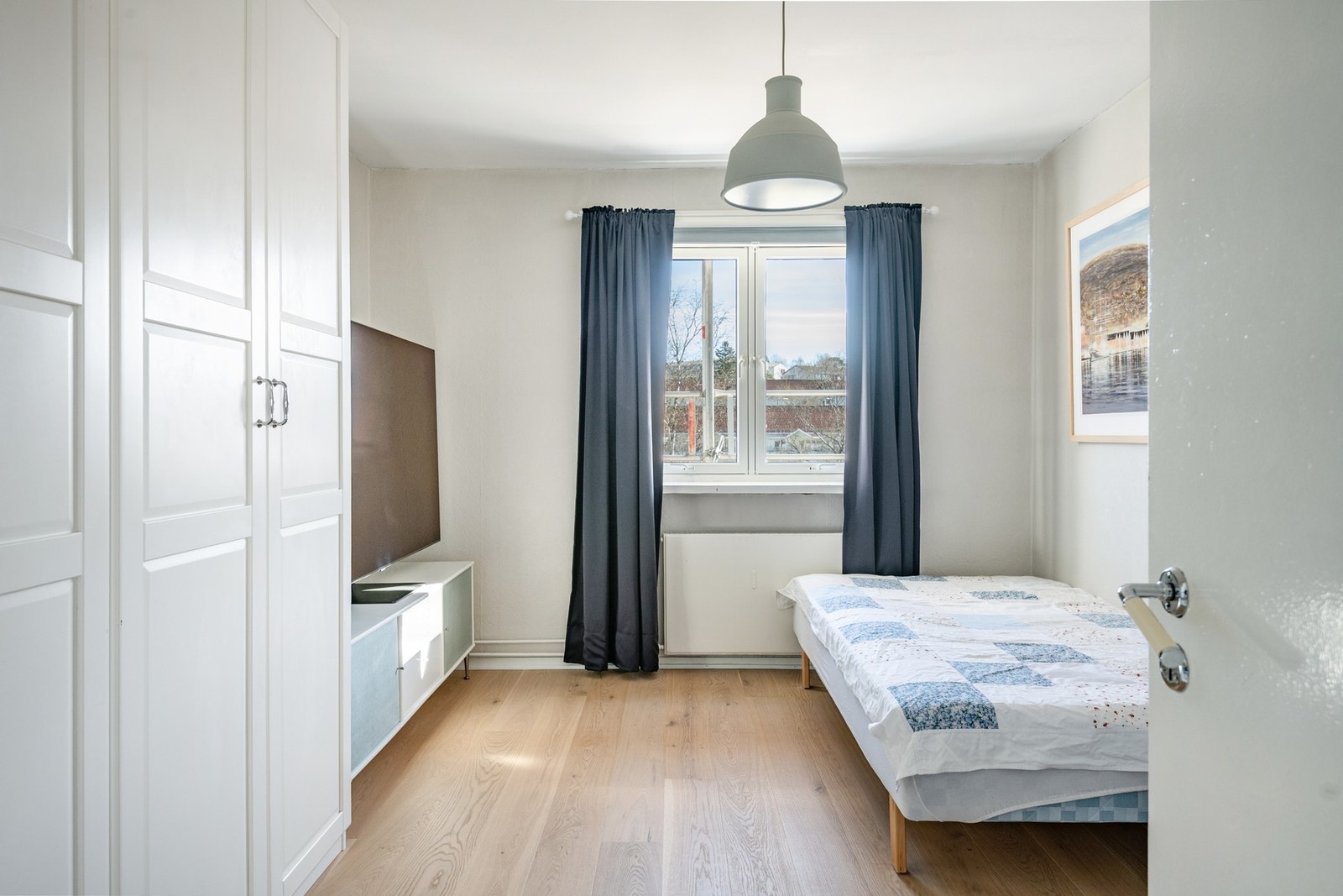Hovedsoverommet har et behagelig lysinnslipp fra vindusflate som bidrar til en luftig og rolig atmosfære. Galleribilde