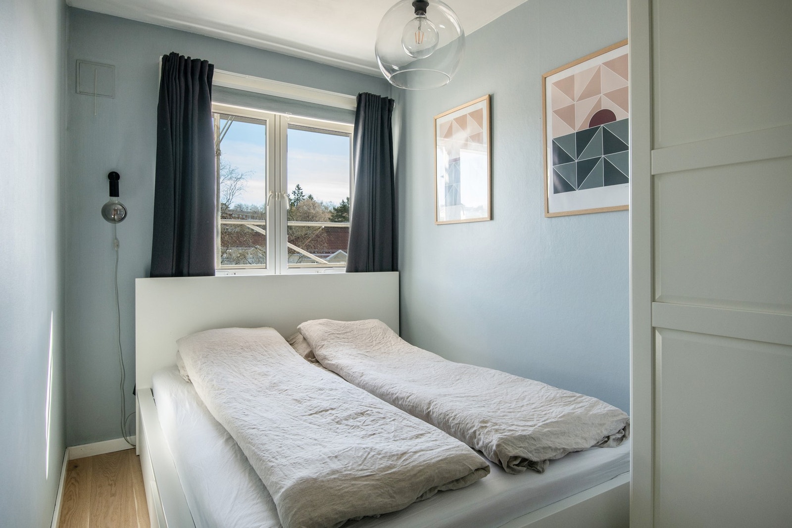 Boligen byr på to gode soverom med fleksible bruksmuligheter og et lyst preg. Avbildet er soverom 2. Galleribilde