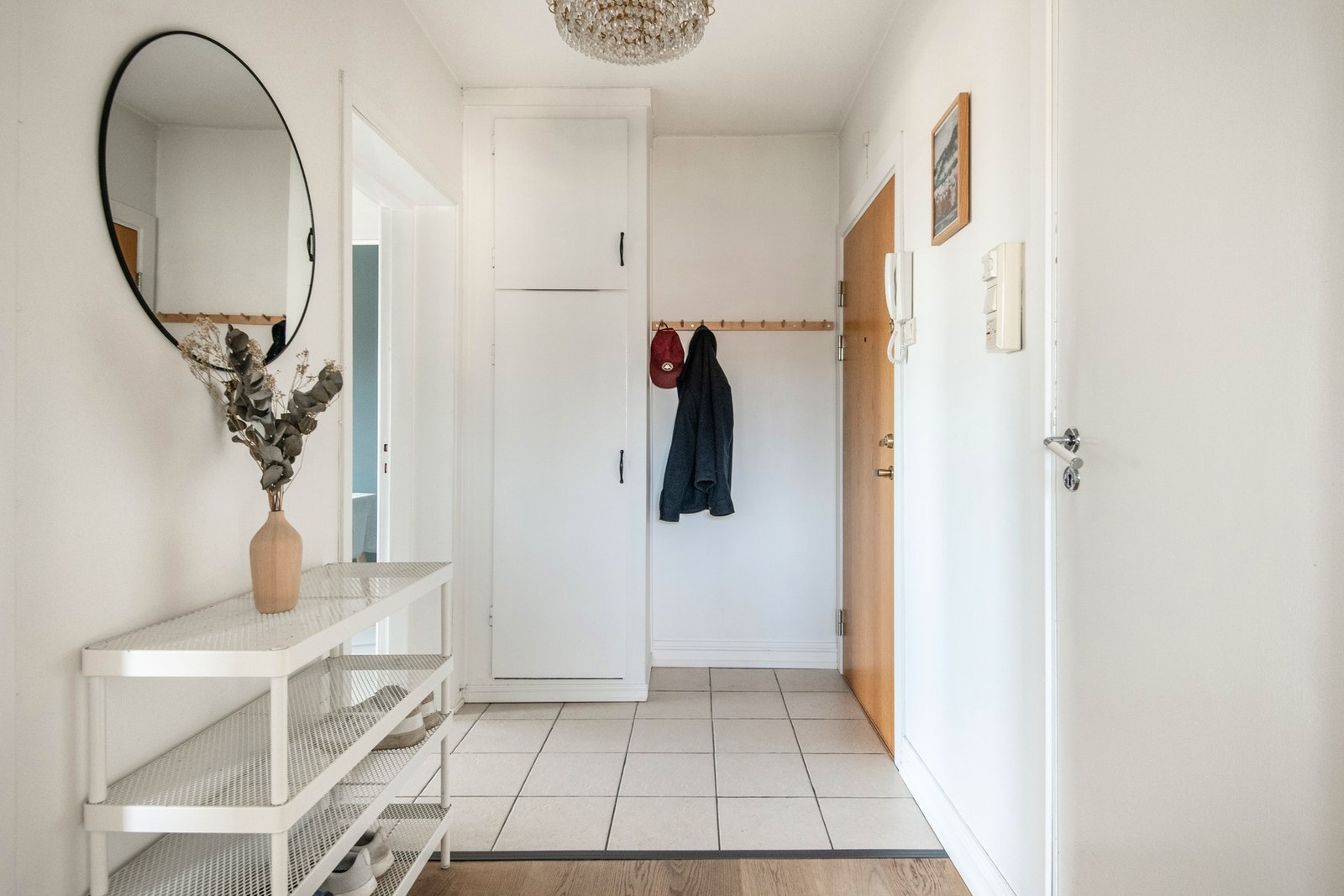 Entréen er av god størrelse med plass til både oppbevaring og møblering, og er utstyrt med innebygd skap som gir godt med lagringsplass. Galleribilde