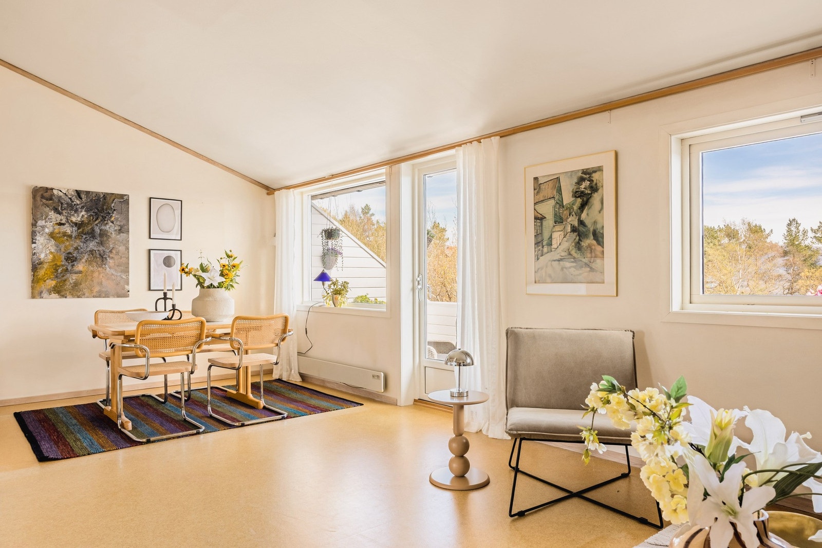 Store vindusflater slipper naturen og lyset inn. Galleribilde