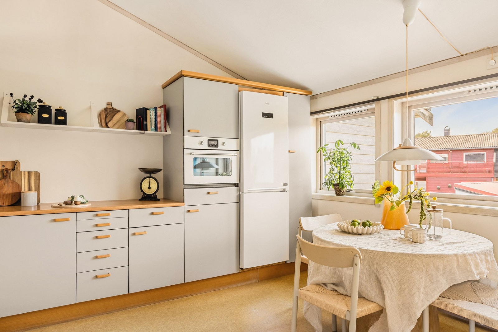 Kjøkkenet har innredning med slette fronter, laminert benkeplate,
stål vaskekum, ventilator
og oppvaskmaskin. Galleribilde