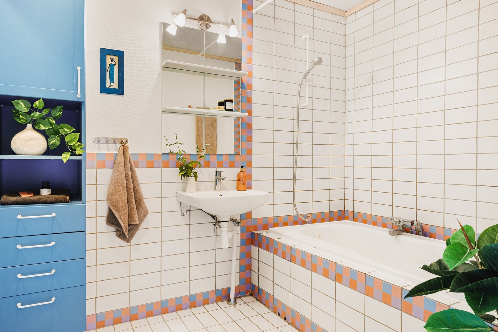 Badet har keramiske fliser på gulv og vegger. Galleribilde