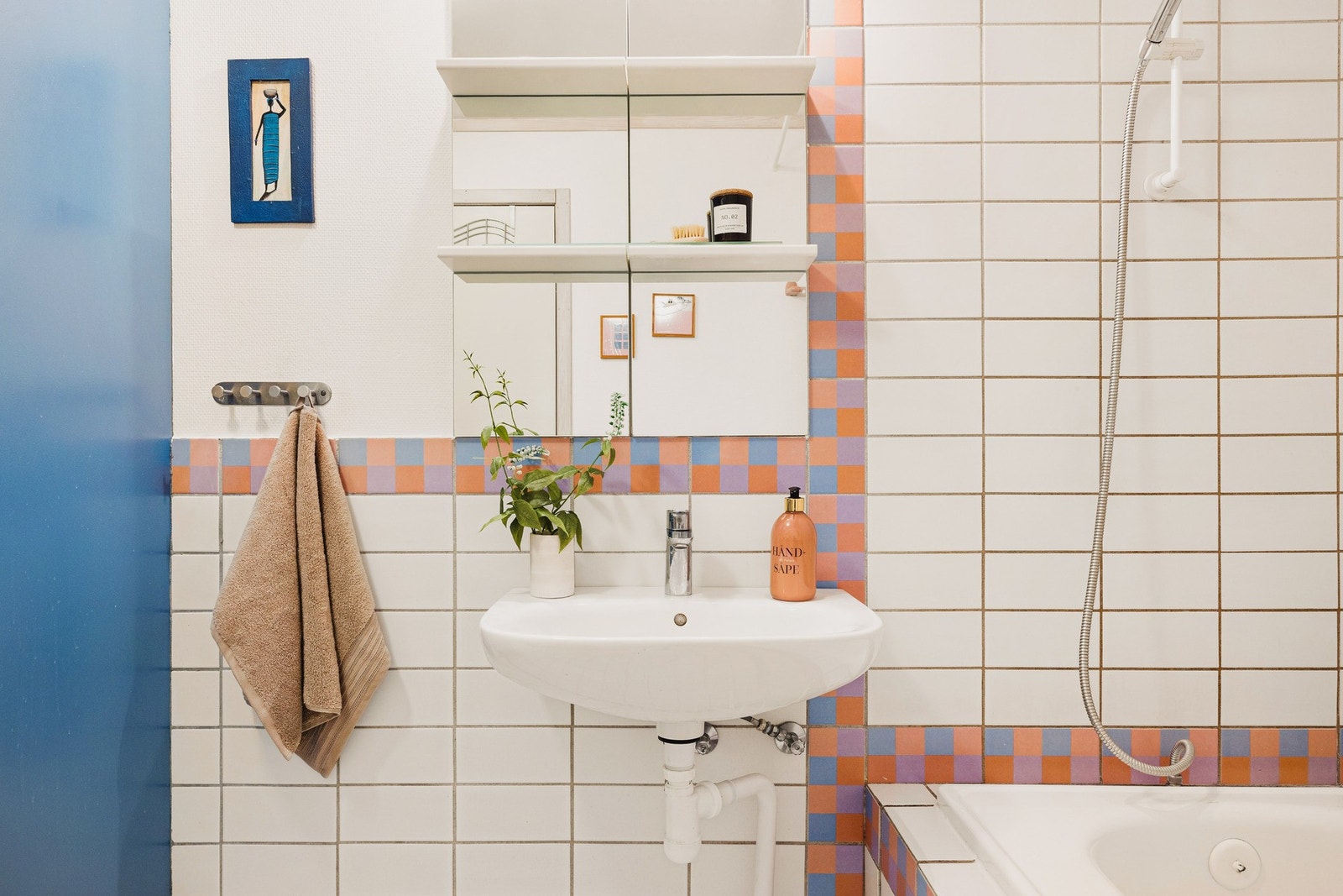 Badet inneholder servant, innflist badekar
og opplegg for vaskemaskin. Galleribilde
