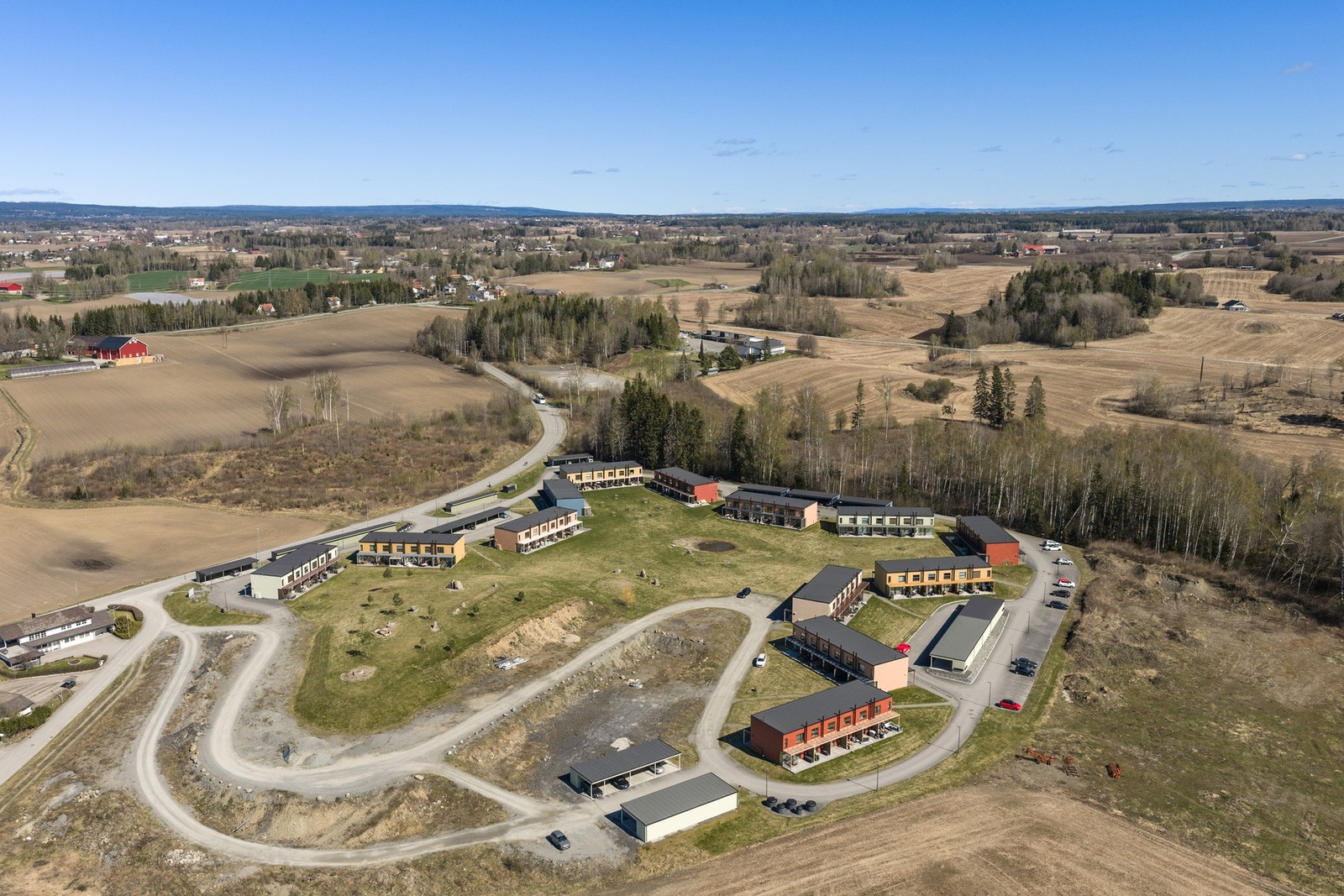 Det er kort vei til fine turstier, skogsområder og åpne landskap som inviterer til både rolige spaserturer og mer aktive fritidsaktiviteter året rundt. Galleribilde