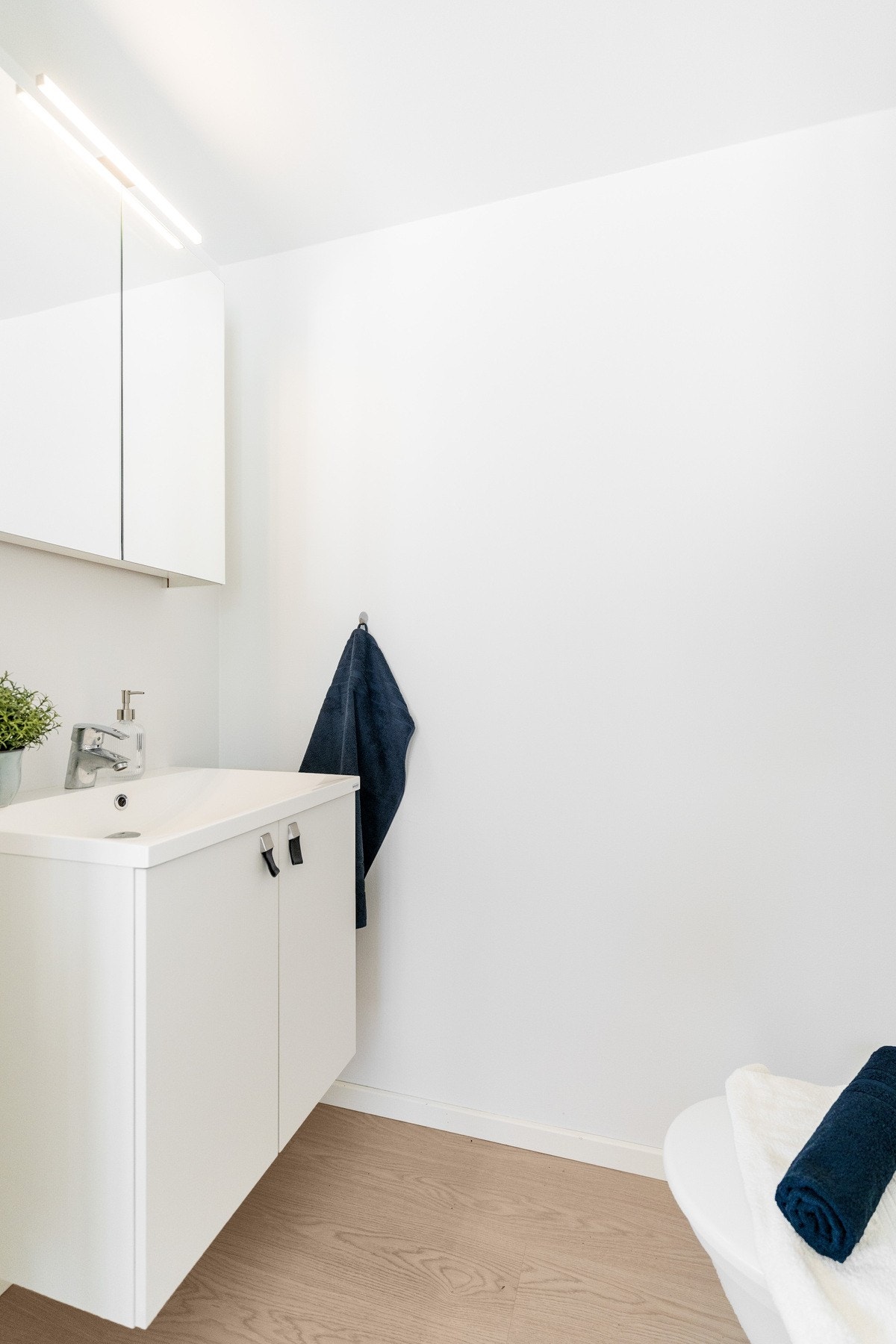 Praktisk med eget toalettrom på hovedplan. Galleribilde