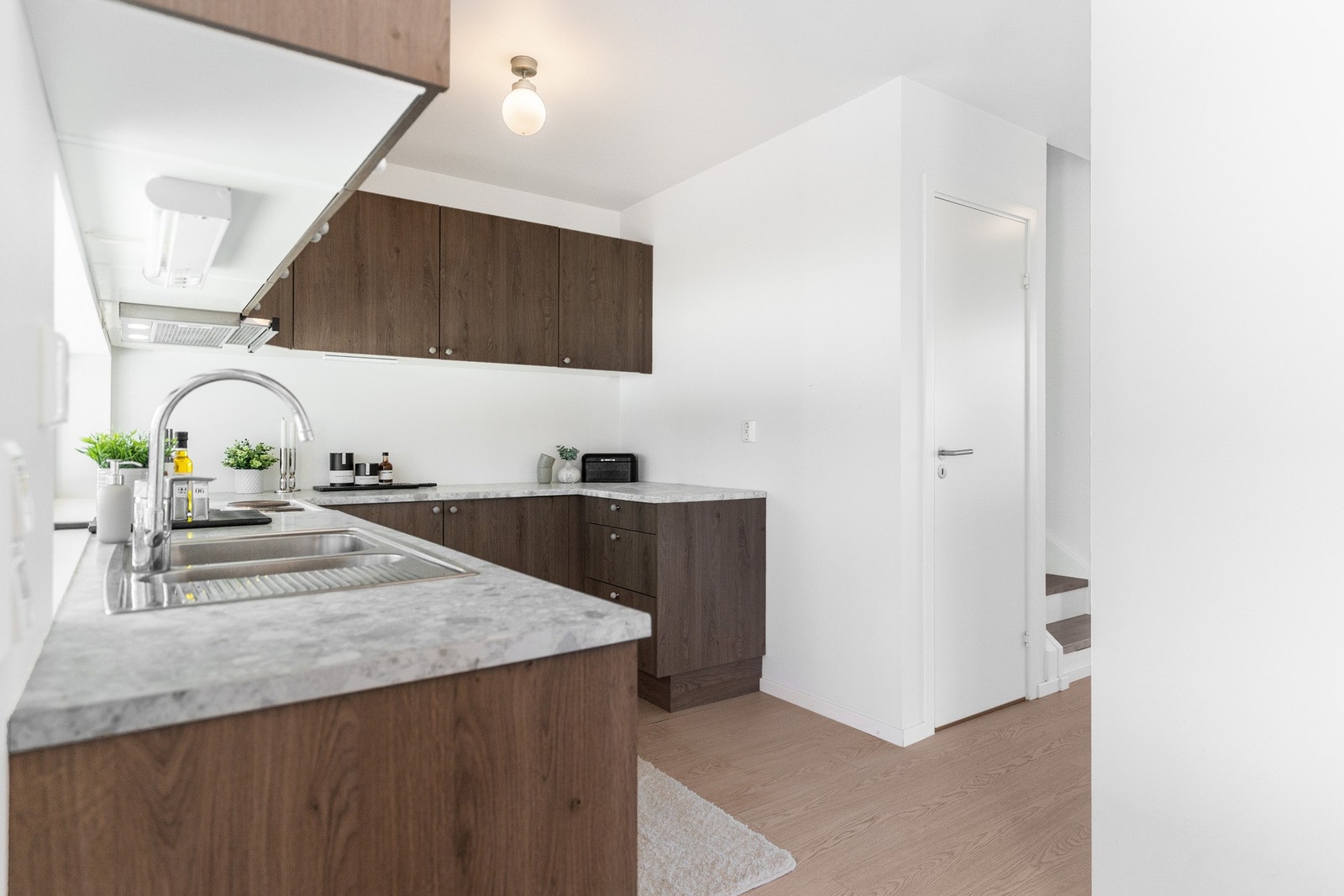 Moderne kjøkken som har godt med skapplass. Galleribilde