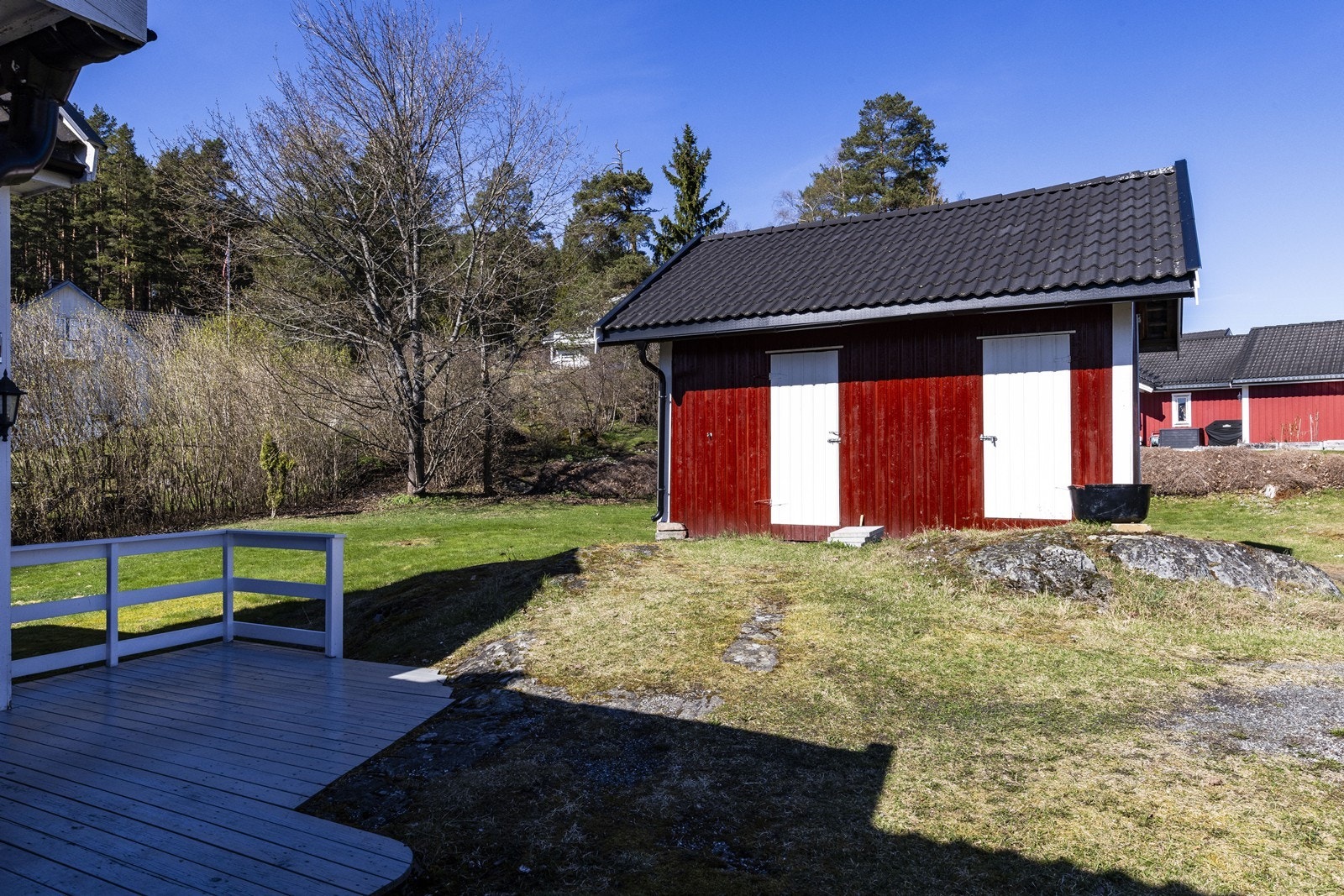 Det eldre uthuset fra ca. 1920 fikk ny kledning og takstein i 2014, og gir gode lagringsmuligheter. Galleribilde