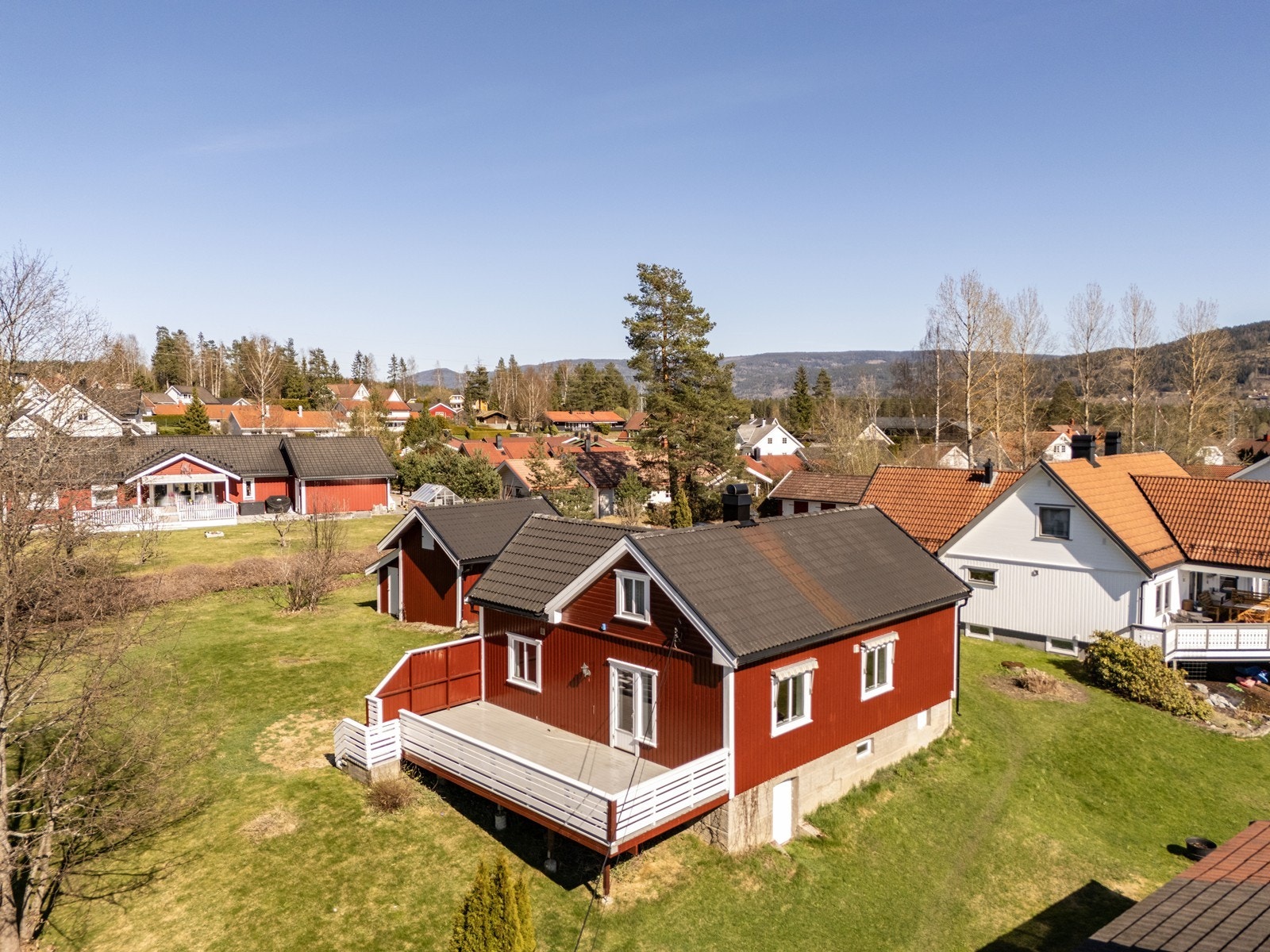 Denne eneboligen fra 1911 ligger på en stor eiertomt på ca. 920 m² i et etablert og rolig boligområde. Boligen ble utvendig oppgradert i 2004 med blant annet nytt tak, kledning og vinduer. Galleribilde