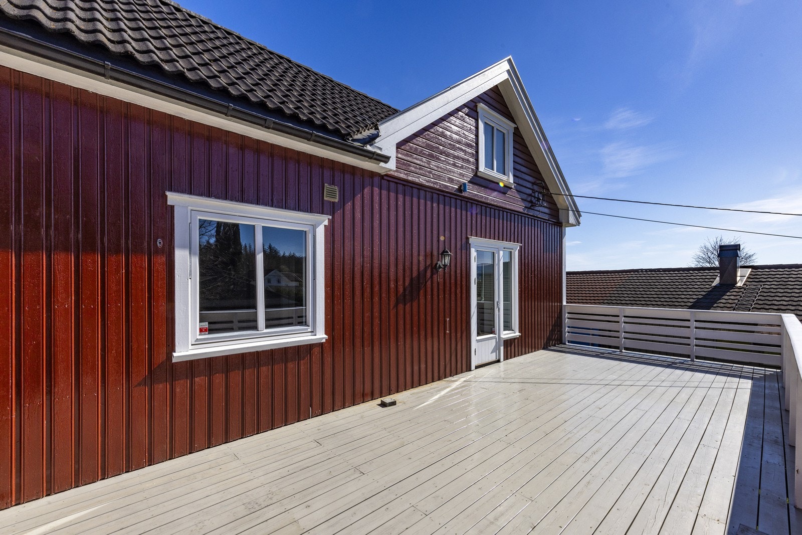 Verandaen ble etablert i 2004, med nye gulvbord fra 2020. Galleribilde