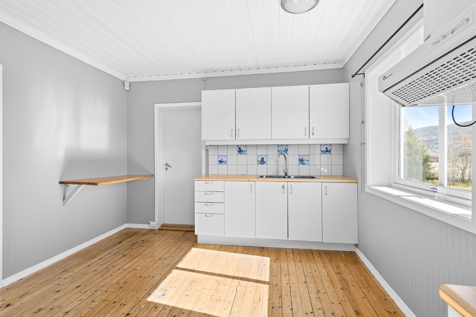 Her er det opplegg for komfyr, nedfelt oppvaskkum og kjøkkenventilator med avtrekk ut. Galleribilde