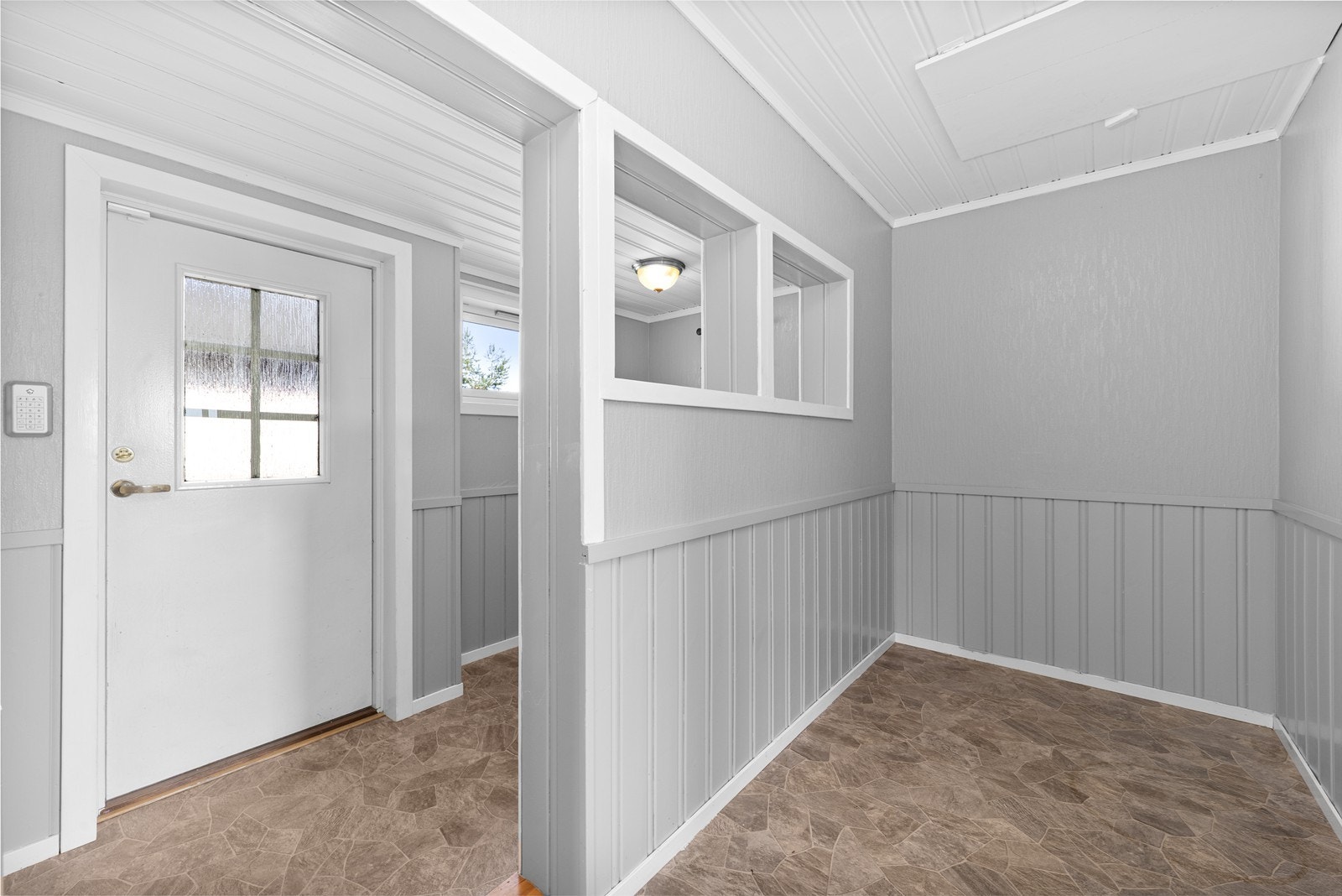 Vindfanget ønsker deg velkommen, med med plass til oppbevaring av yttertøy og sko. Galleribilde