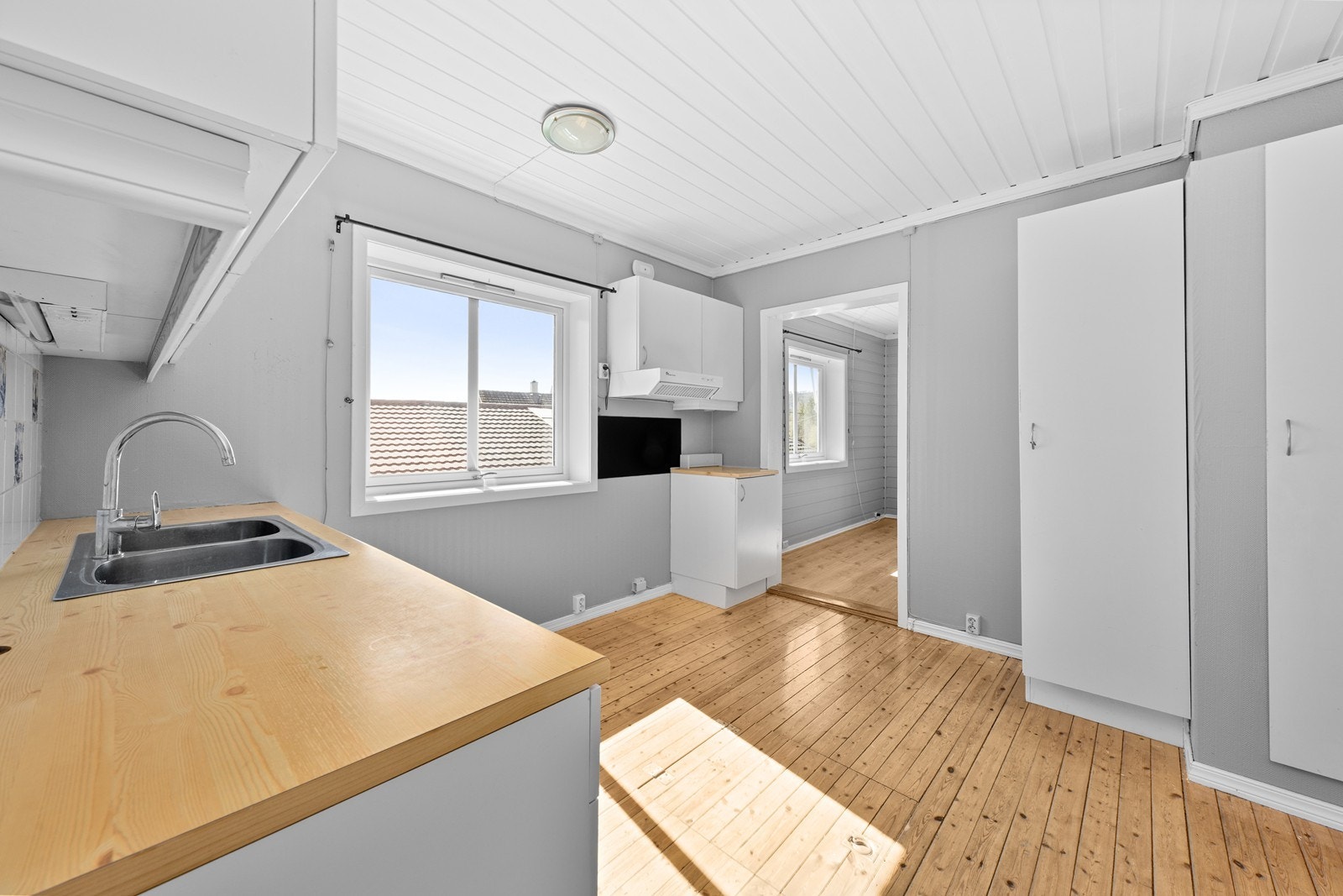 Med vindu som slipper inn godt med dagslys, er kjøkkenet et funksjonelt arbeidsrom. Galleribilde