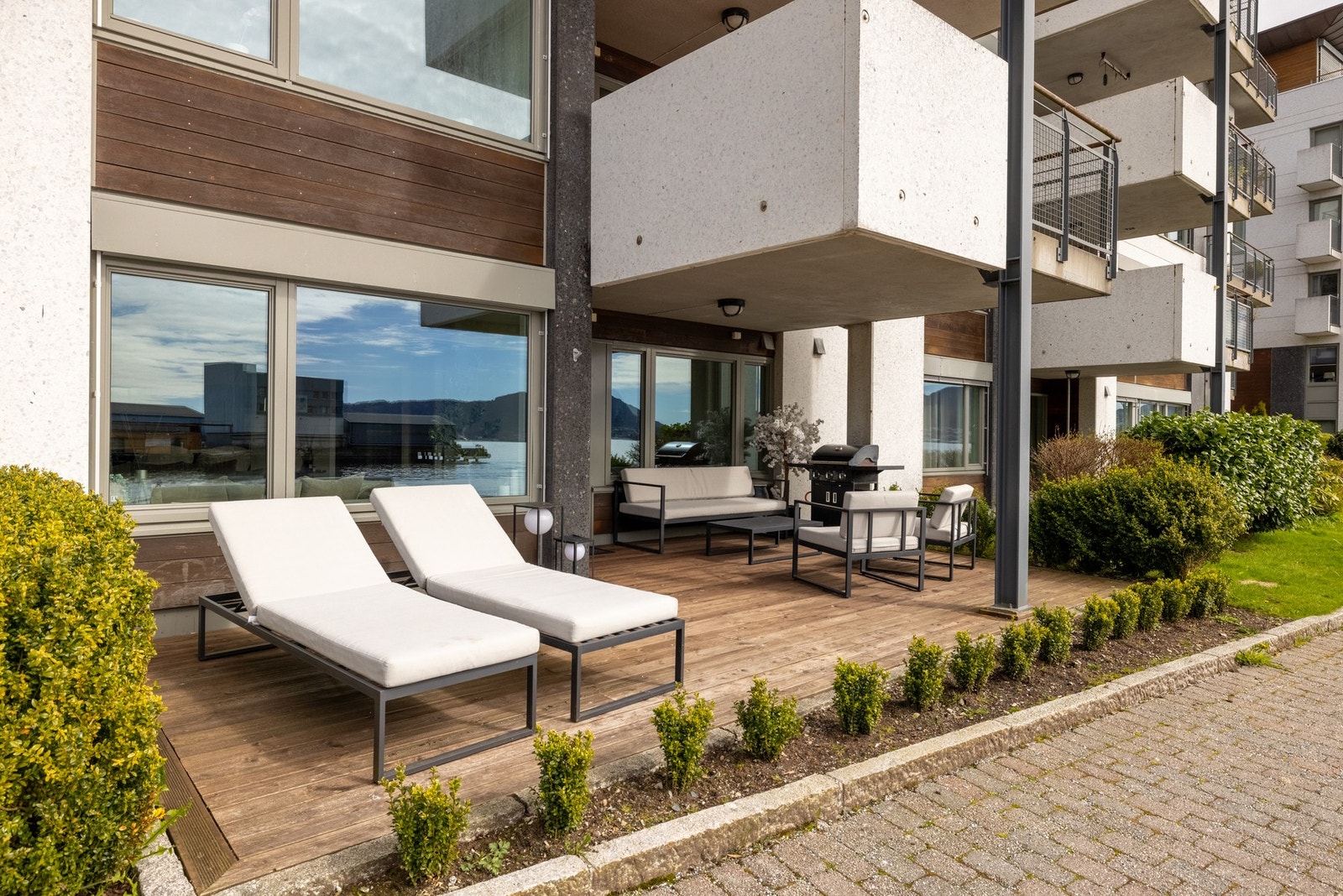 Fra stuen har du utgang til en terrasse på hele 25 kvm. Galleribilde