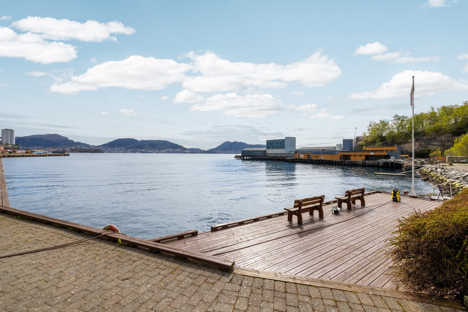 Sameiet består av 74 seksjoner og ligger fint til ved sjøen med brygge og pent opparbeidet fellesareal. Galleribilde