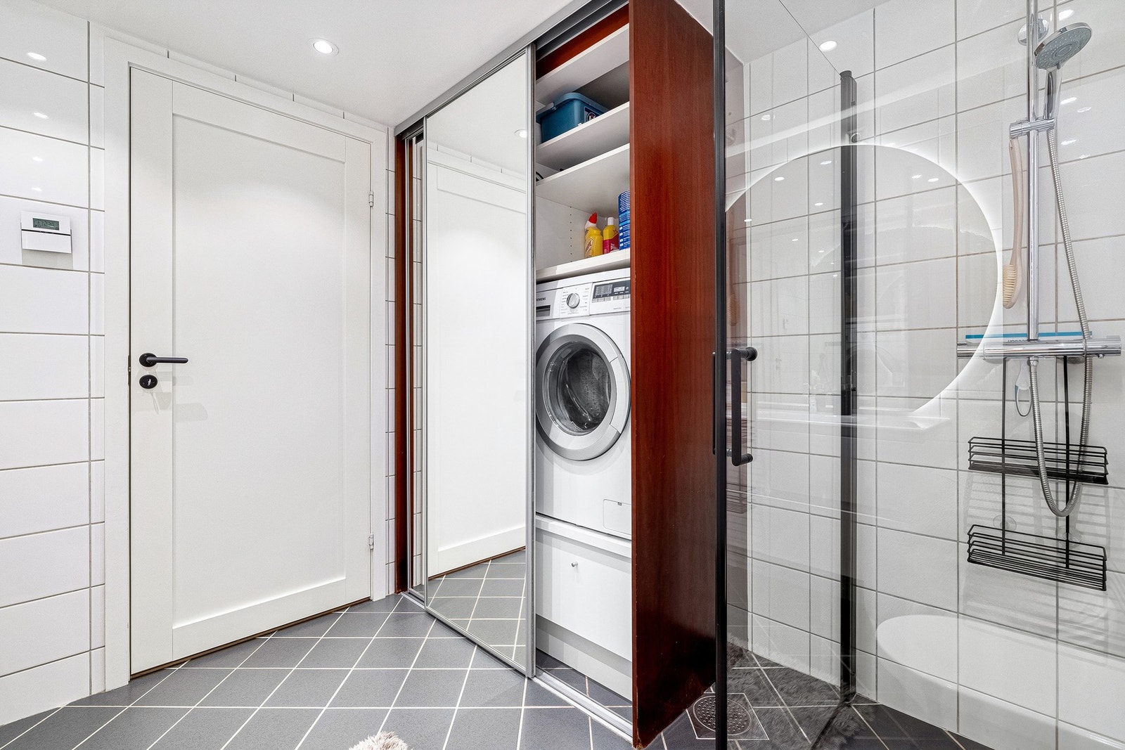 Badet har opplegg for vaskemaskin og tørketrommel. Galleribilde