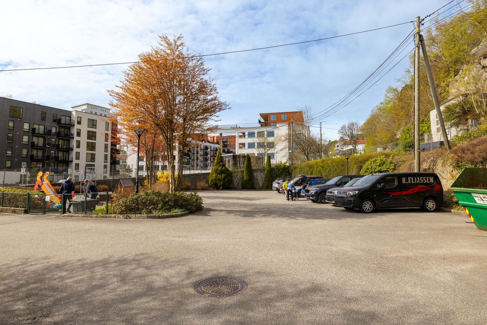 Det medfølger fast parkeringsplass i carport. Sameiet har en egen parkeringsplass for gjester. Galleribilde