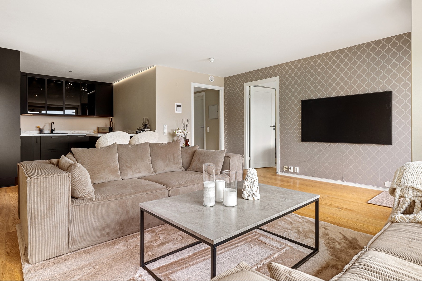 Den åpne løsningen mellom stuen og kjøkkenet måler 34 kvm og har god plass til sofa og spisegruppe. Galleribilde