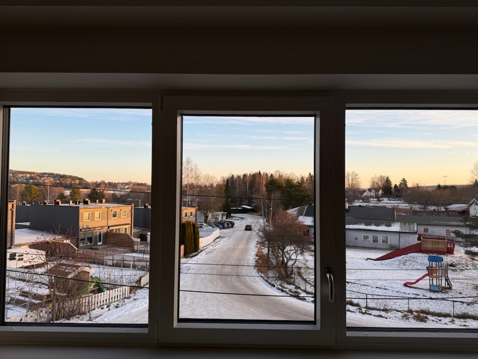 Utsikt fra stuen - Boligen ligger i et rolig villaområde Galleribilde