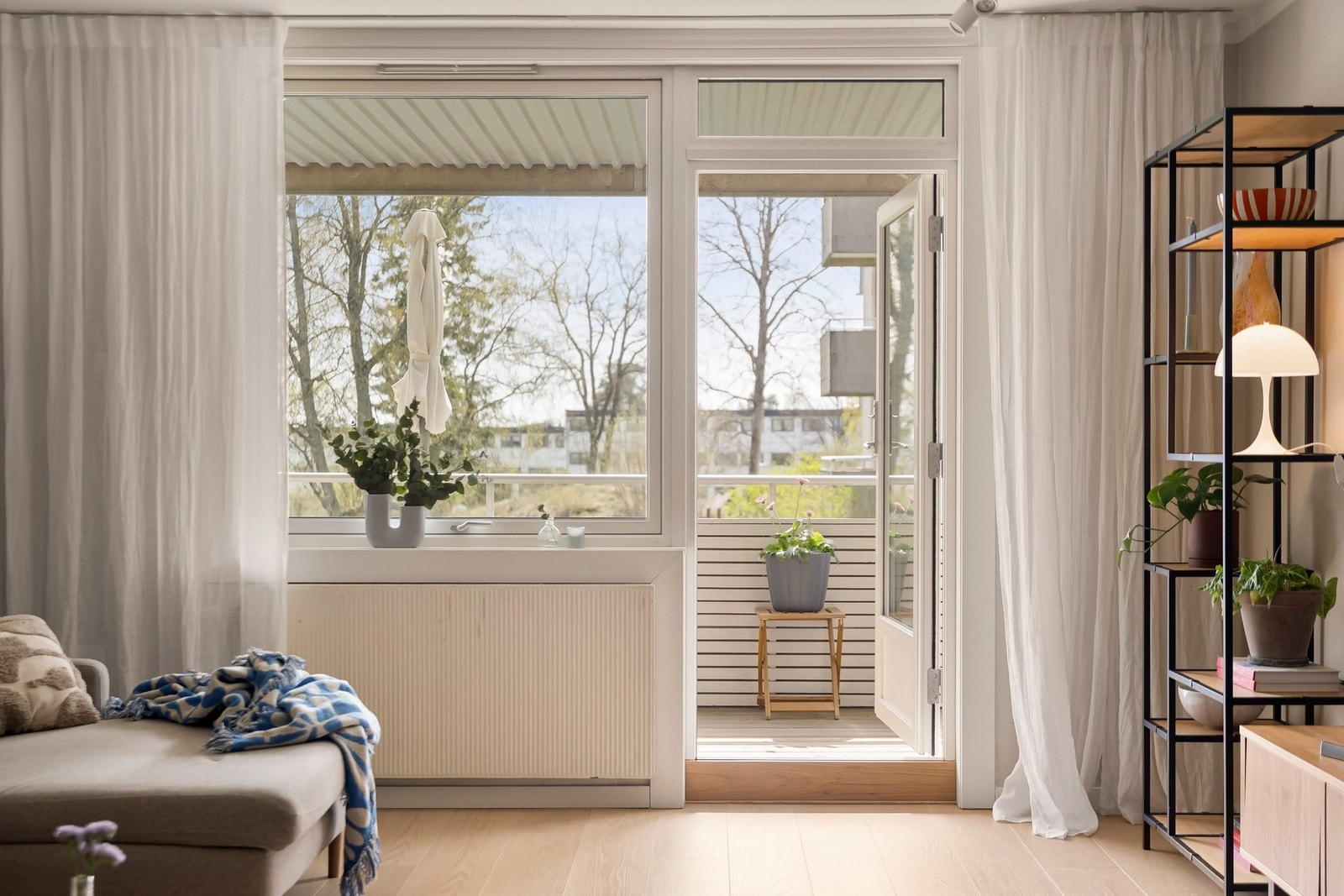 Fra stuen er det utgang til en koselig balkong. Galleribilde
