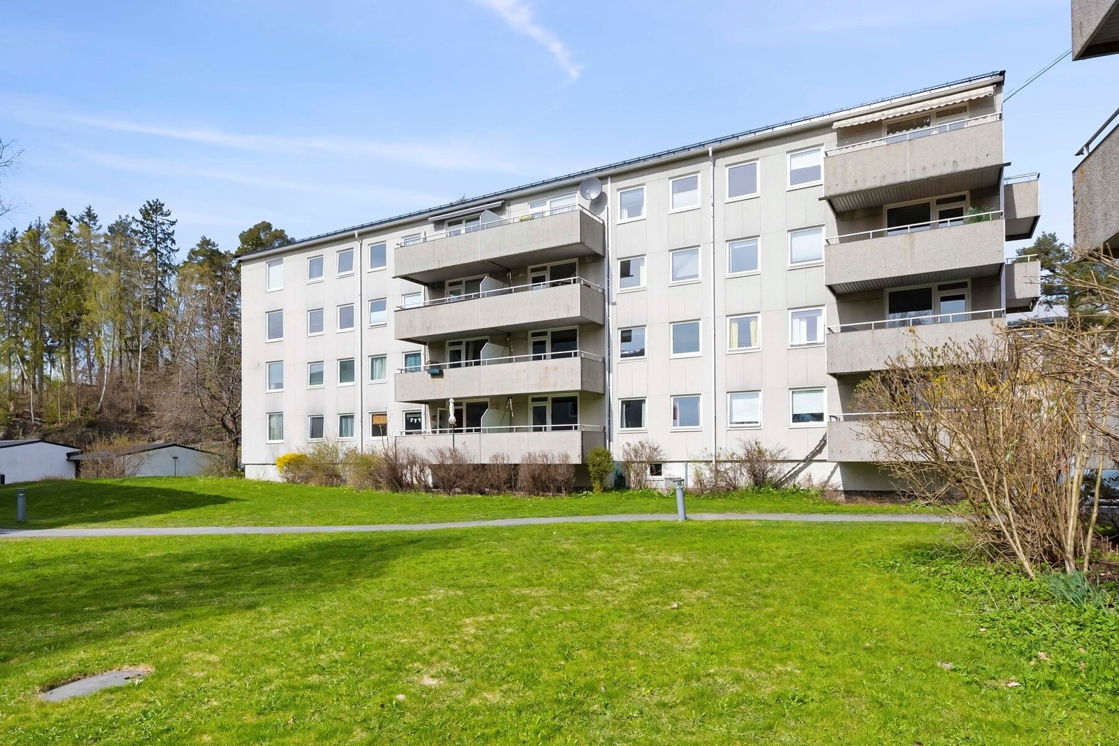 Kort avstand til butikker, skoler, barnehager og offentlig kommunikasjon, med både buss rett i nærheten og ca. 5 minutter til T-bane på Østerås, inkludert nattbuss fra Oslo. Galleribilde
