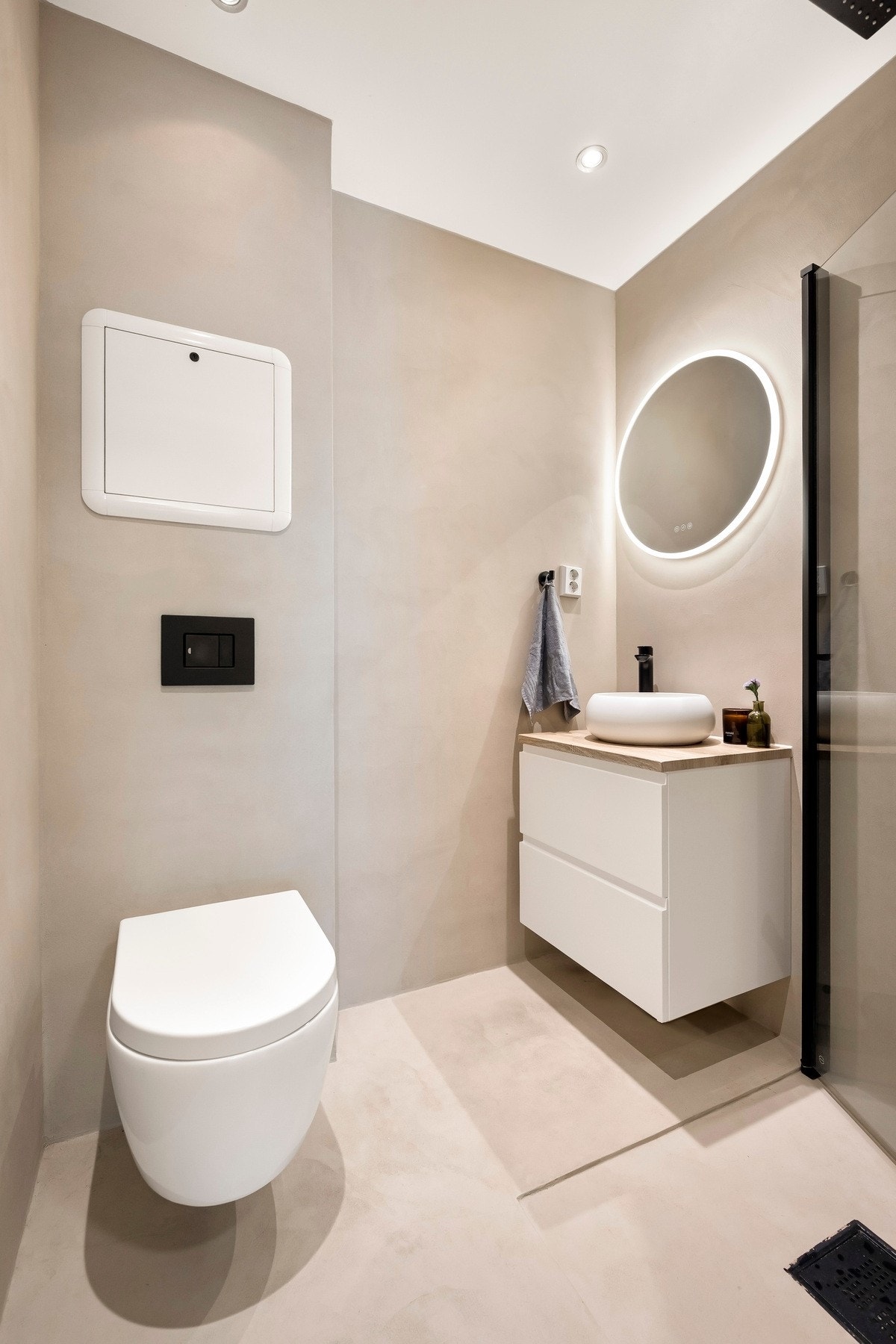 Moderne og stilrent bad. Badet ble oppgradert med mikrosement i 2023. Galleribilde