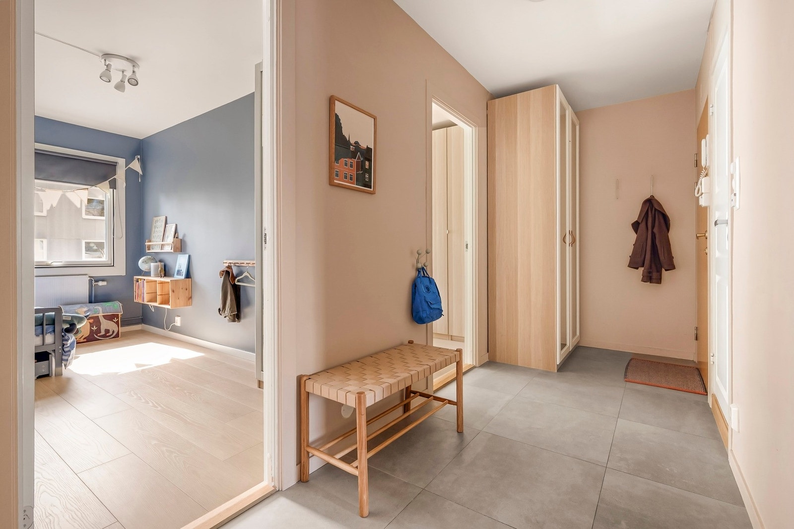 Det første som møter deg er en romslig entré som gir et godt førsteinntrykk av boligen. Galleribilde