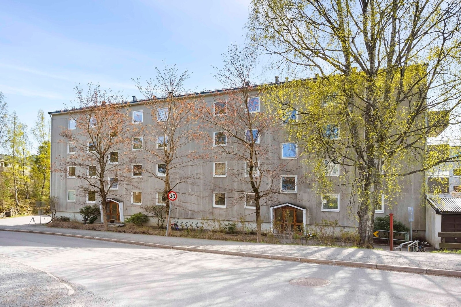 Rideveien 30A ligger rolig og tilbaketrukket til i et attraktivt og barnevennlig boligområde på Østerås. Galleribilde