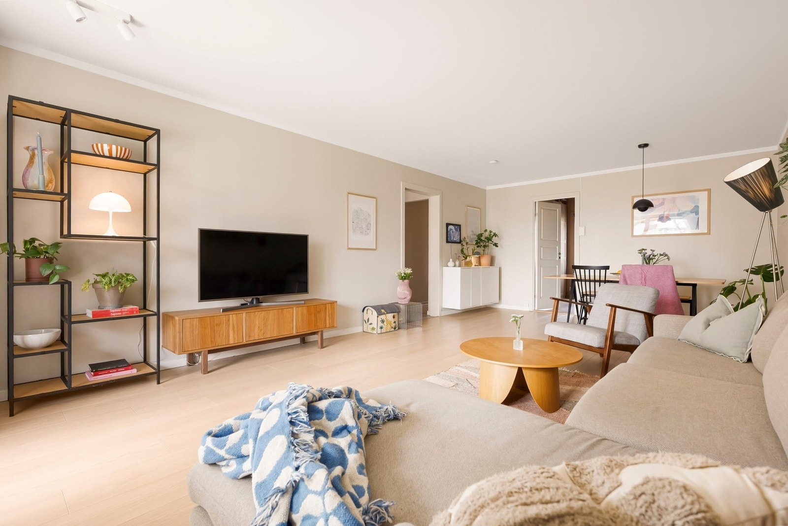 Rommet har gode møbleringsmuligheter med plass til både spisestue, sofagruppe, TV-benk og annet møblement. Galleribilde