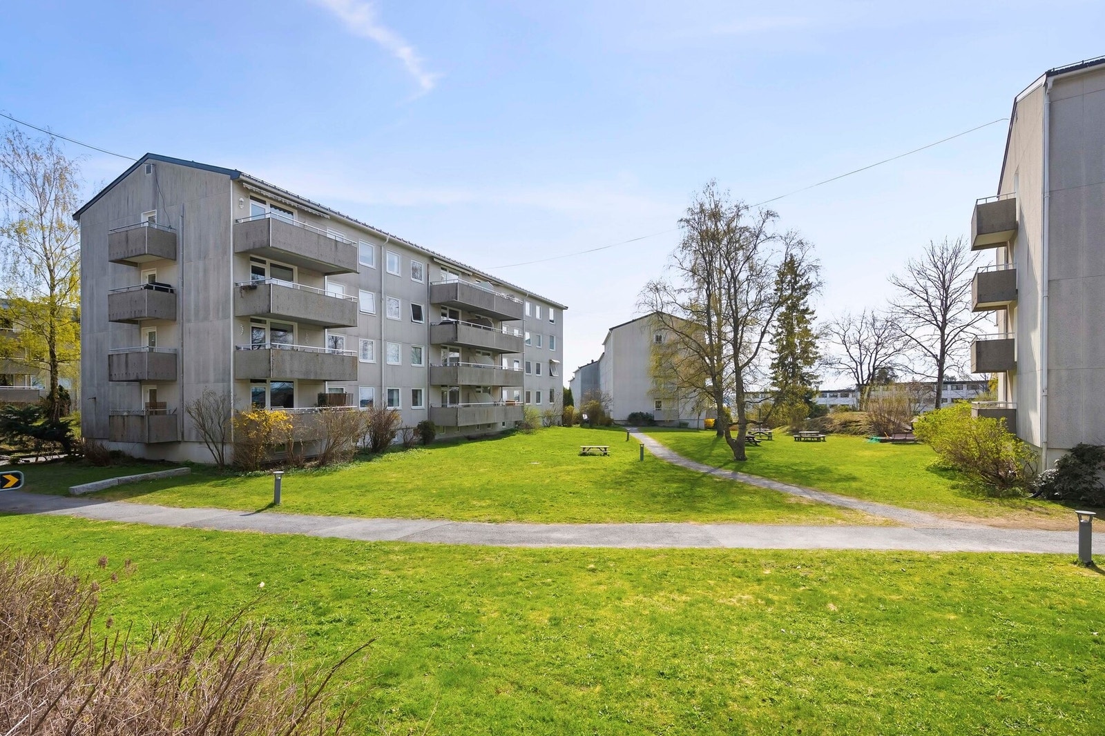 Dette er en gjennomgående og attraktiv 4-roms selveierleilighet med en tilbaketrukket, men sentral beliggenhet på Østerås. Galleribilde