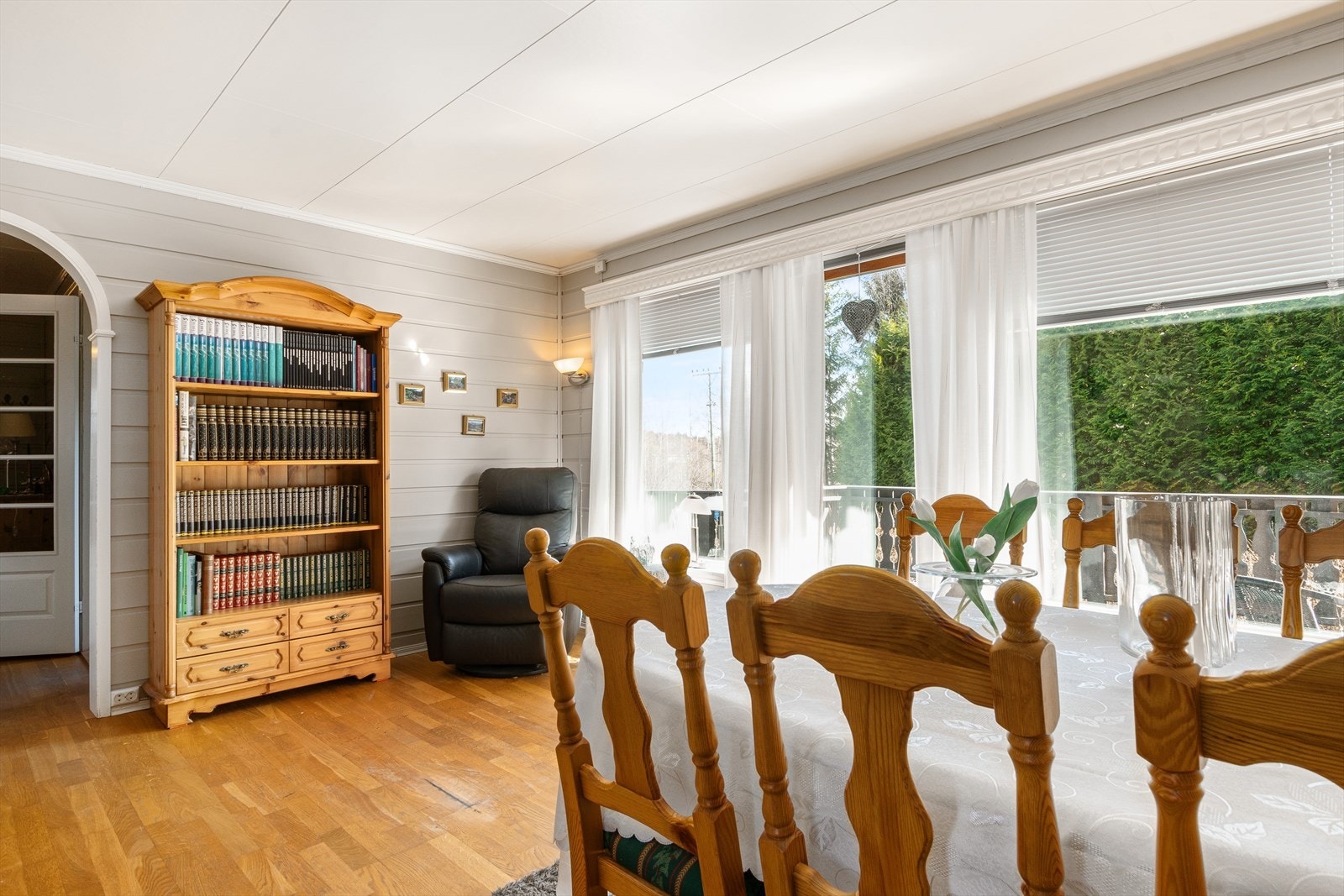 Her er det også utgang til en romslig terrasse - heng med ut så skal du få se! Galleribilde