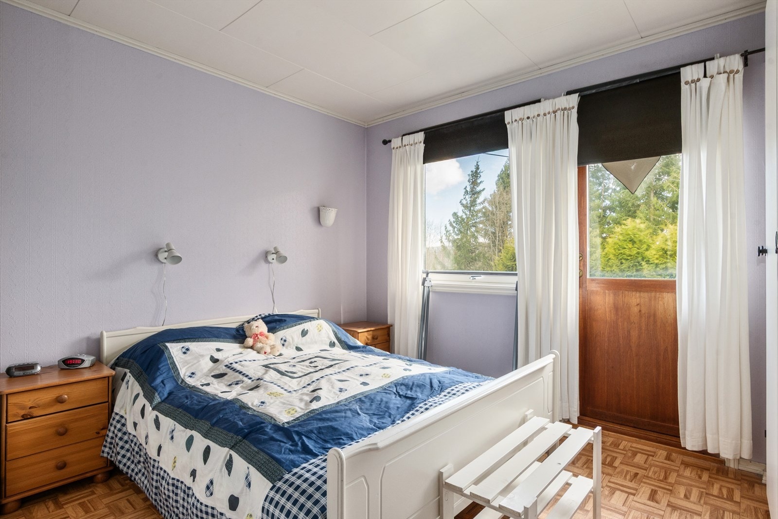 Det største av 3 soverom du finner i denne boligen. Her er det utgang til balkong så her kan man ta med seg dyna ut og nyte morgenkaffen sammen med de første solstrålene. Galleribilde
