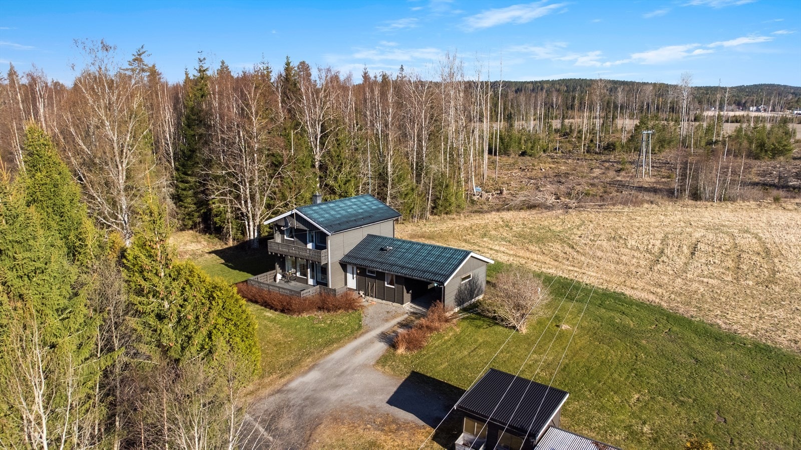 Velkommen til Finnholtvegen 379 - en landlig enebolig beliggende midt mellom skogen og åkeren! Her finner du en fin enebolig som potensielt kan bli din drømmebolig på landet! Galleribilde