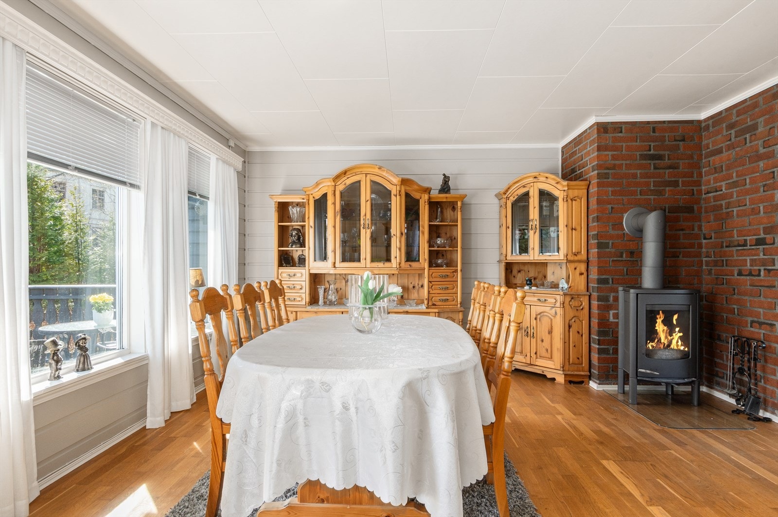 Her er det også en vedfyrt ovn som er uvurderlig på vinteren. Galleribilde