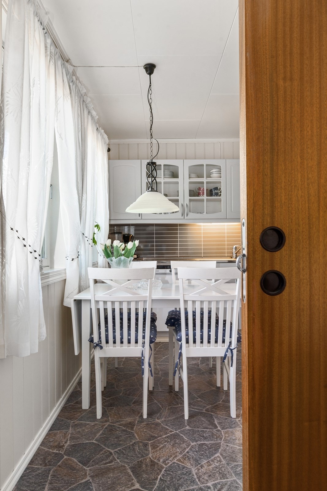 Skyvedører er en plassbesparende løsning når rommene ikke er så store ! Galleribilde