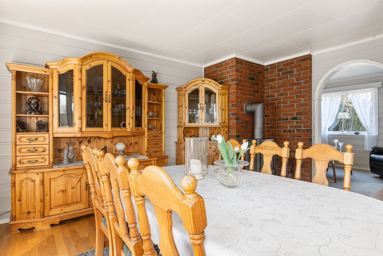 Vegg i vegg er det i dag spisestue med god plass til langbord til gjestene . Galleribilde