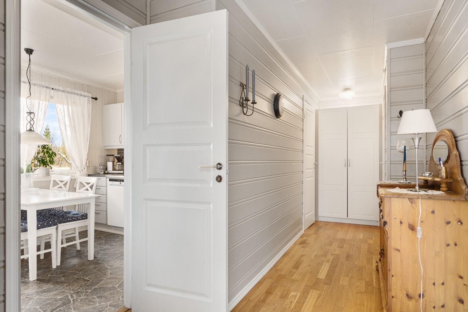 Fra gangen er det inngang til kjøkkenet, vaskerom og en praktisk innvendig bod! Helt i enden av gangen er det montert et smart skap for oppbevaring. Skap og boder får man aldri nok av! Galleribilde