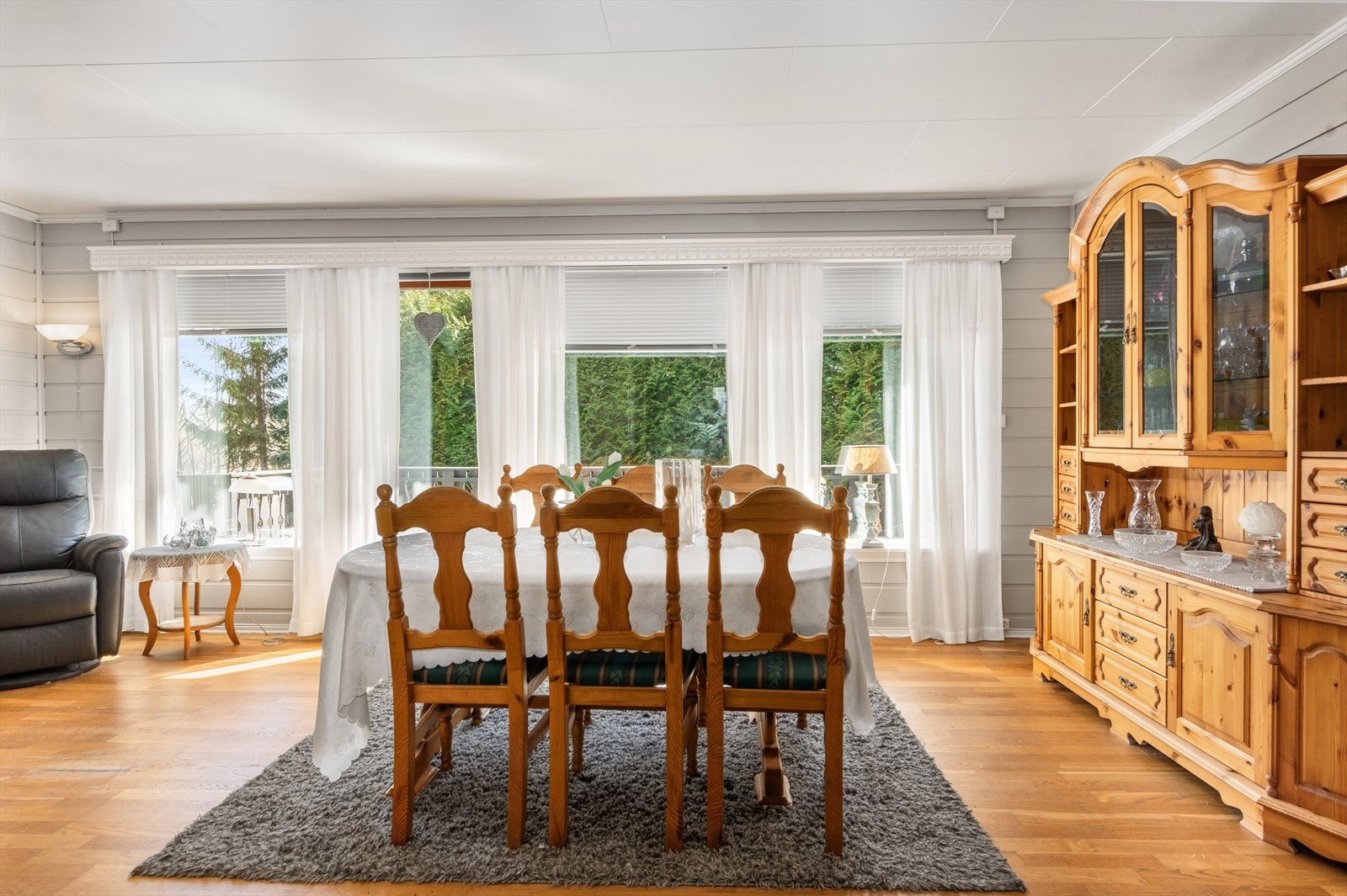 Store vindusflater gir godt lysinnslipp av naturlig lys - her er det koselig å samles store og små.. Galleribilde