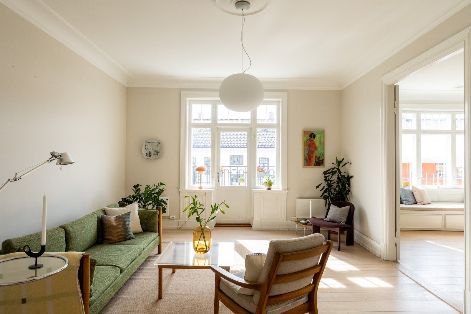 De store vinduene slipper inn rikelig med dagslys og gir en lys og behagelig romfølelse. Galleribilde