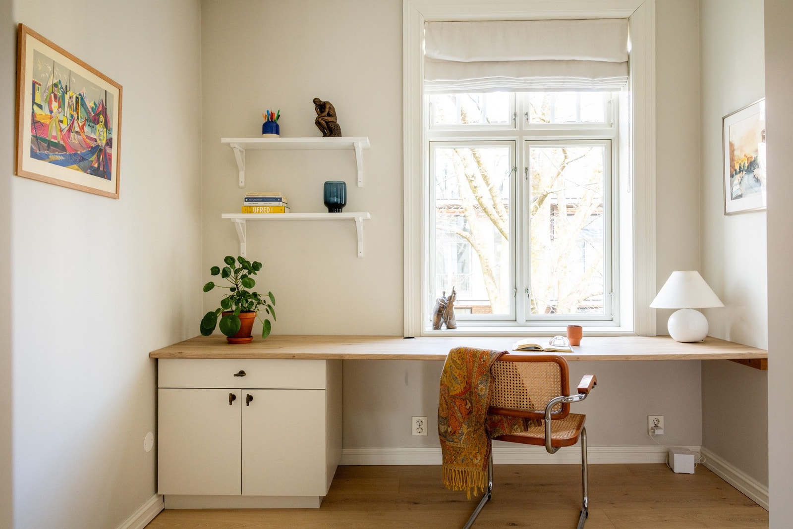 Her er både kontorplass, skapløsninger og vaskeopplegg integrert på en praktisk måte, med rikelig oppbevaringsplass. Det er lagt varmefolie i gulv. Galleribilde