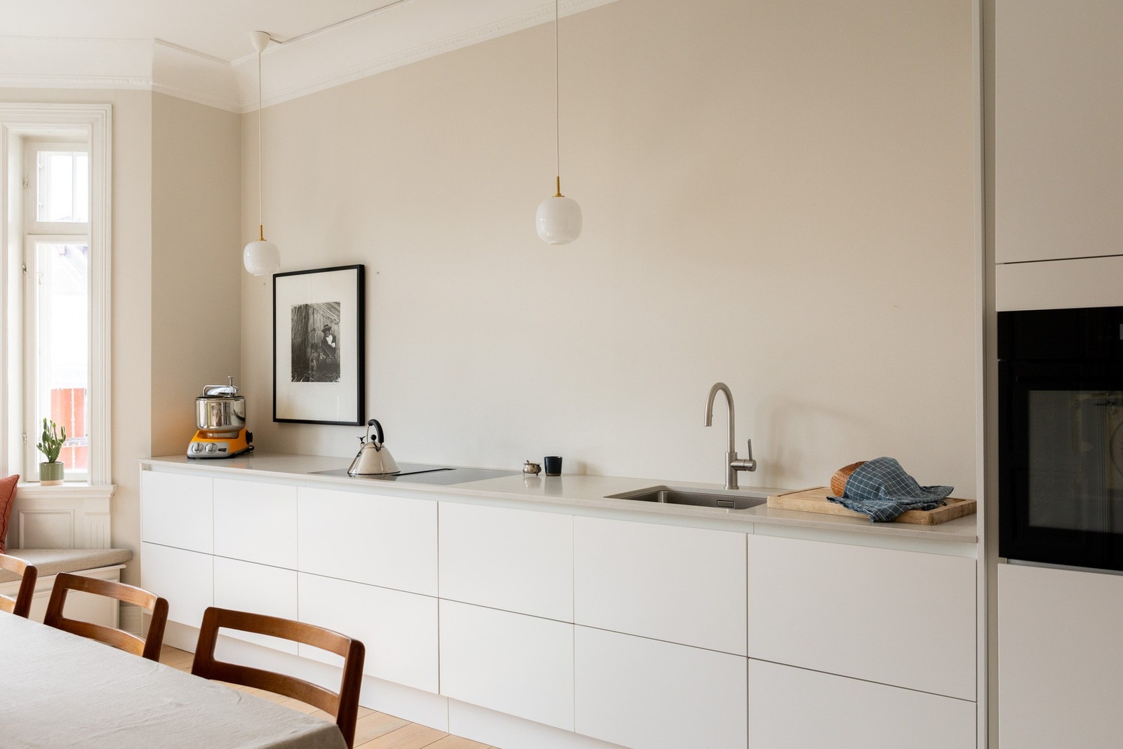 Innredningen er utstyrt med soft-close skuffer og skap, og har gode oppbevaringsløsninger langs hele veggen. Galleribilde
