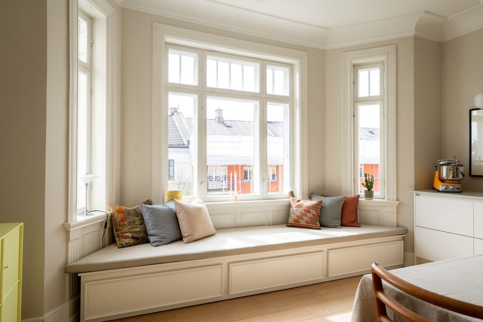 Nydelig karnapp med store vindusflater som gir rikelig med naturlig lys. Galleribilde