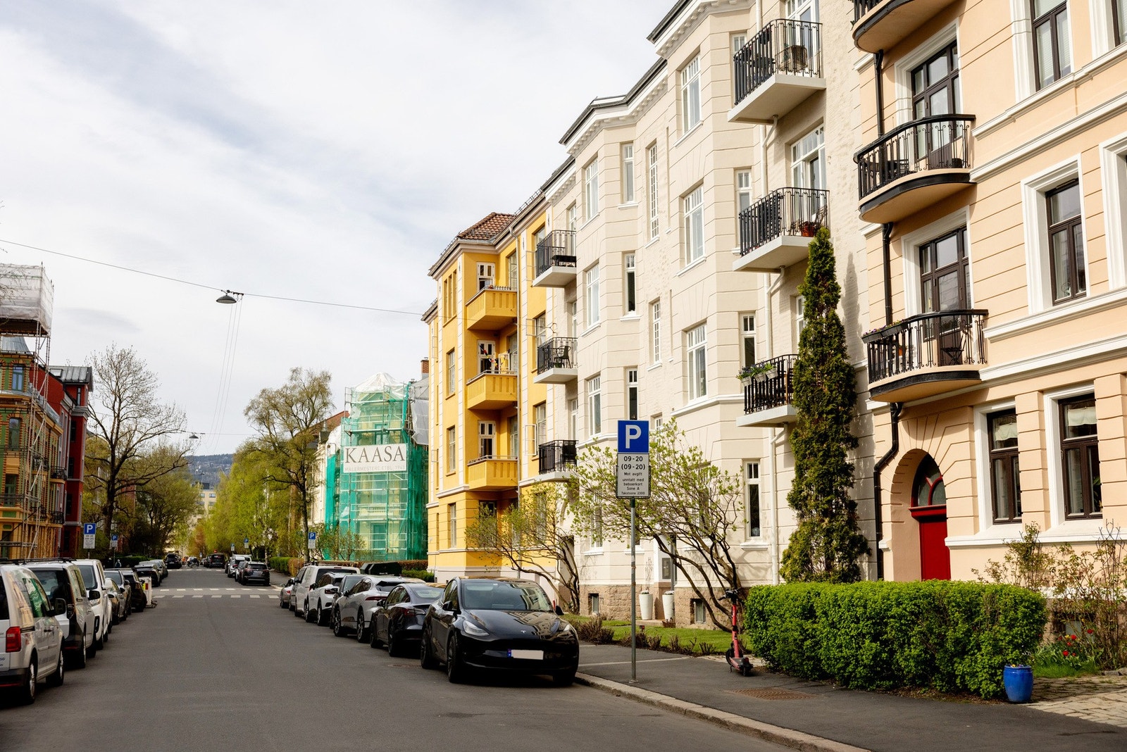 Leiligheten ligger i et urbant, populært og meget sentralt boligområde på Majorstuen i Oslo, men allikevel stille og tilbaketrukket. Galleribilde